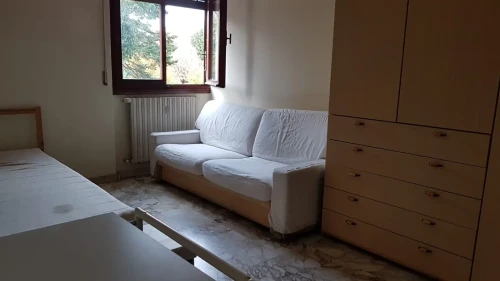Room in a shared 6-bedroom apartment for rent in Pisa