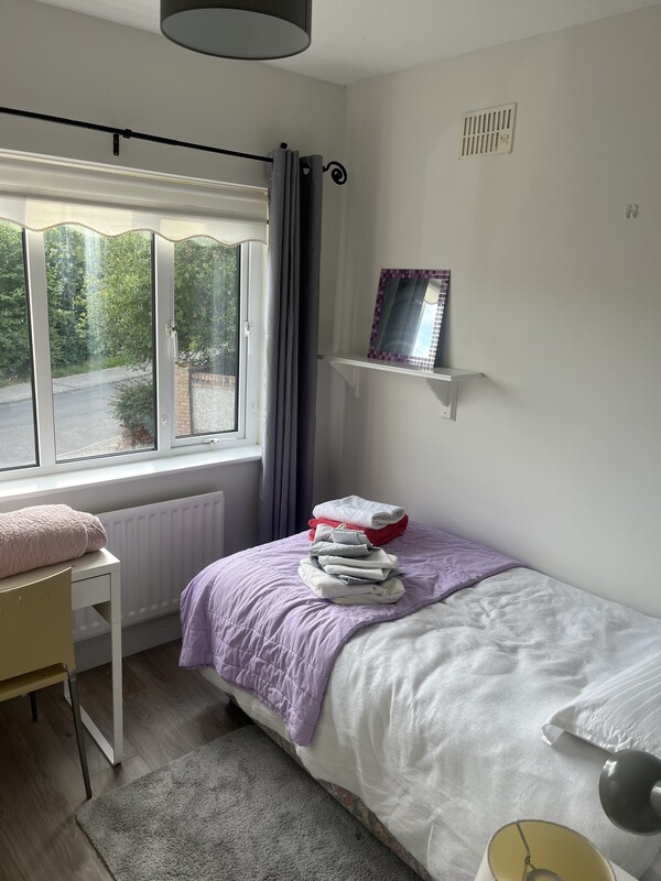 Cozy Single Front Room (Full Room) - 1