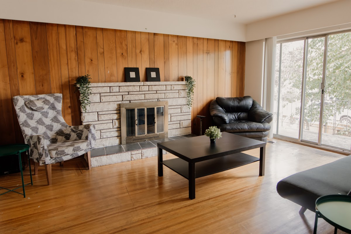4 Bedrooms 2 Bathrooms - 4