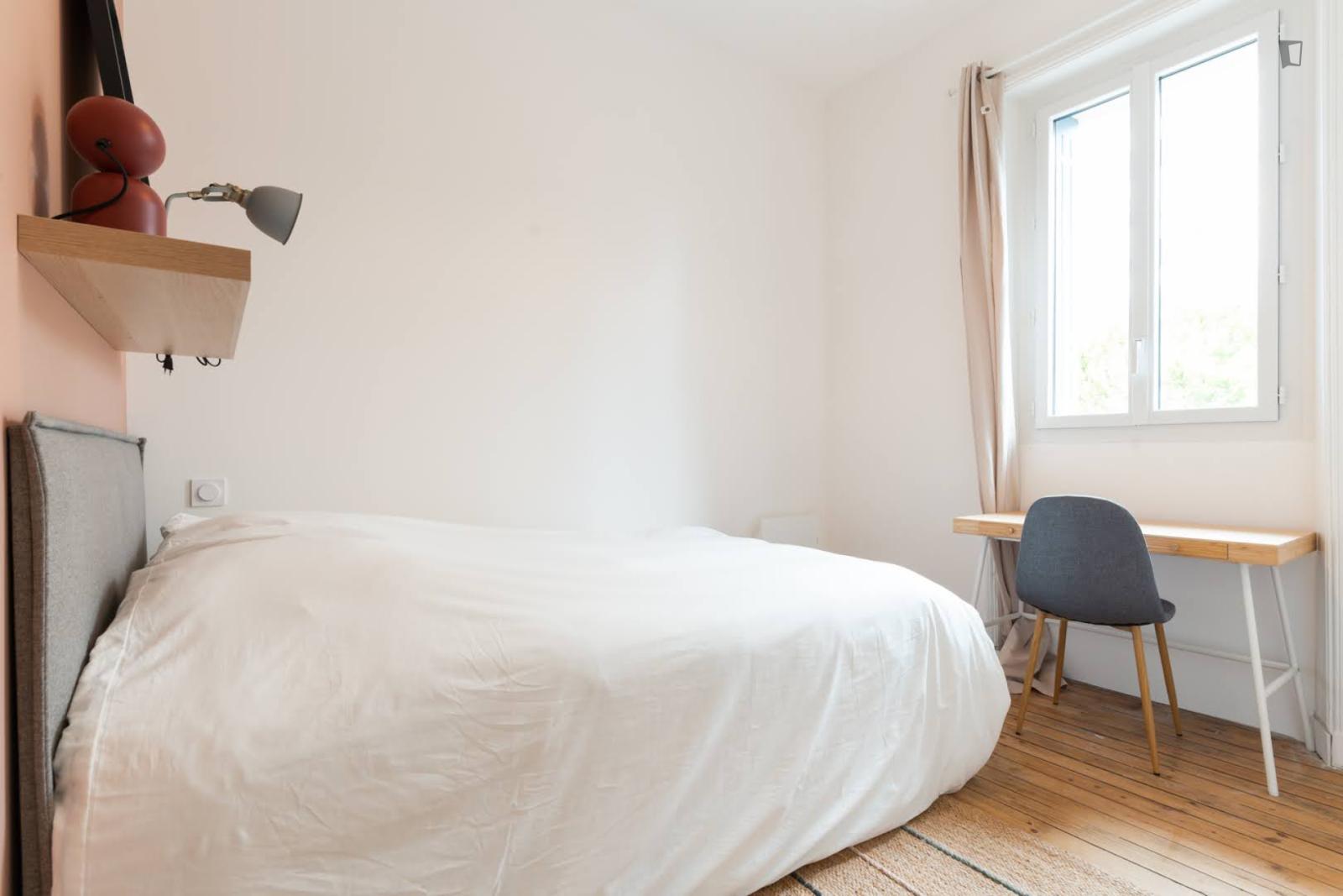 Comfy Double Ensuite Bedroom In Orvault - 1