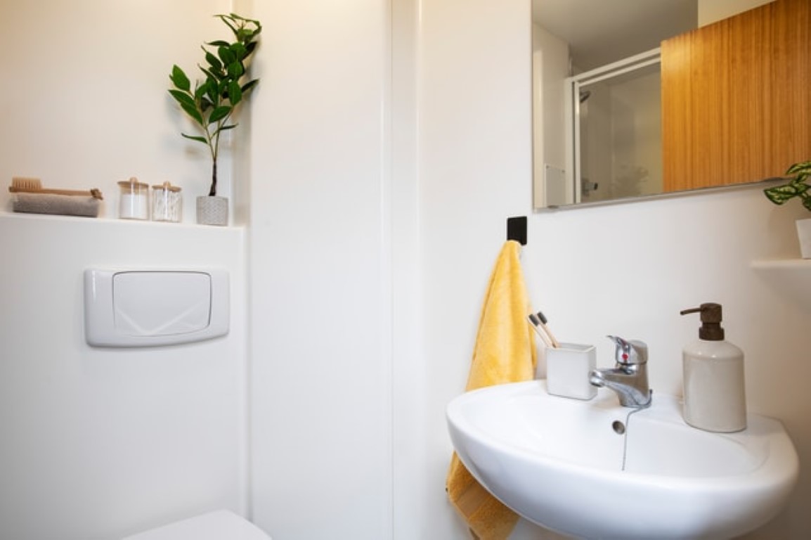  Large Standard Double En-Suite: Three Bedroom Flat  -  Pacific Court  - Gallery -  2