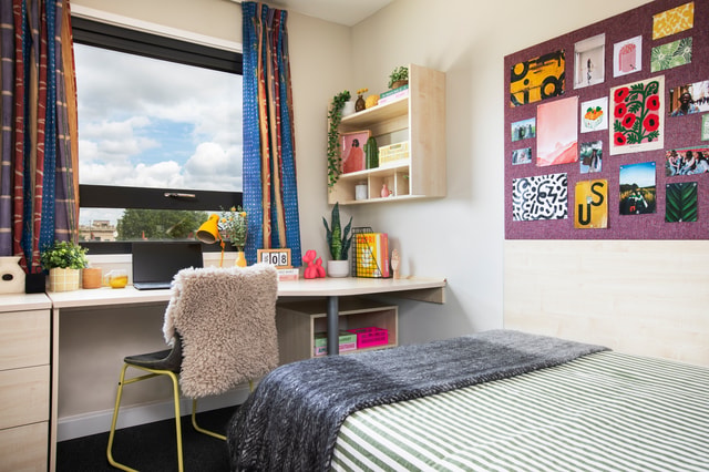  Extra Large Standard Double En-Suite: Three Bedroom Flat  -  Pacific Court  - Gallery -  2