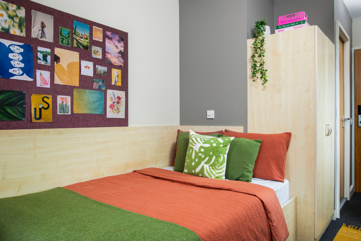  Medium Standard Double En-Suite: Three Bedroom Flat  -  Pacific Court  - Gallery -  1