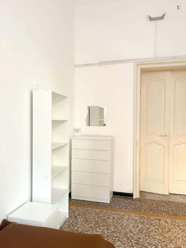 Room in Via Caffaro, Genova for 125 m² with 8 bedrooms