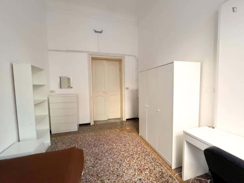 Room in Via Caffaro, Genova for 125 m² with 8 bedrooms