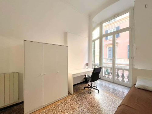 Room in Via Caffaro, Genova for 125 m² with 8 bedrooms