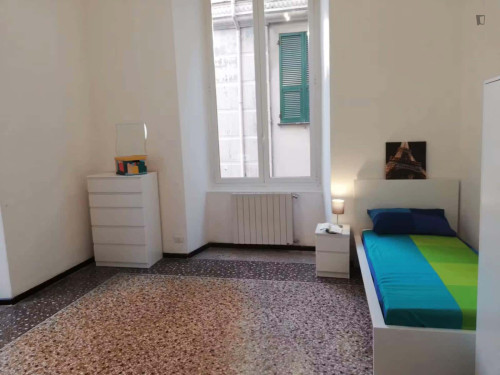 Room in Via Caffaro, Genova for 125 m² with 8 bedrooms