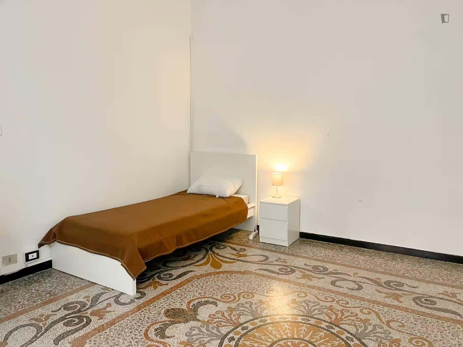 Room In Via Caffaro, Genova For 125 M² With 8 Bedrooms - 1
