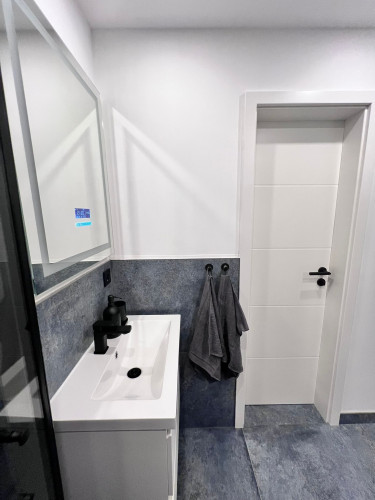 Stylish Newly Renovated Loft Apartment in Prime Location Near Hamburg Airport - Gallery - 2
