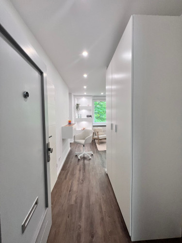 Stylish Newly Renovated Loft Apartment in Prime Location Near Hamburg Airport - Gallery - 11