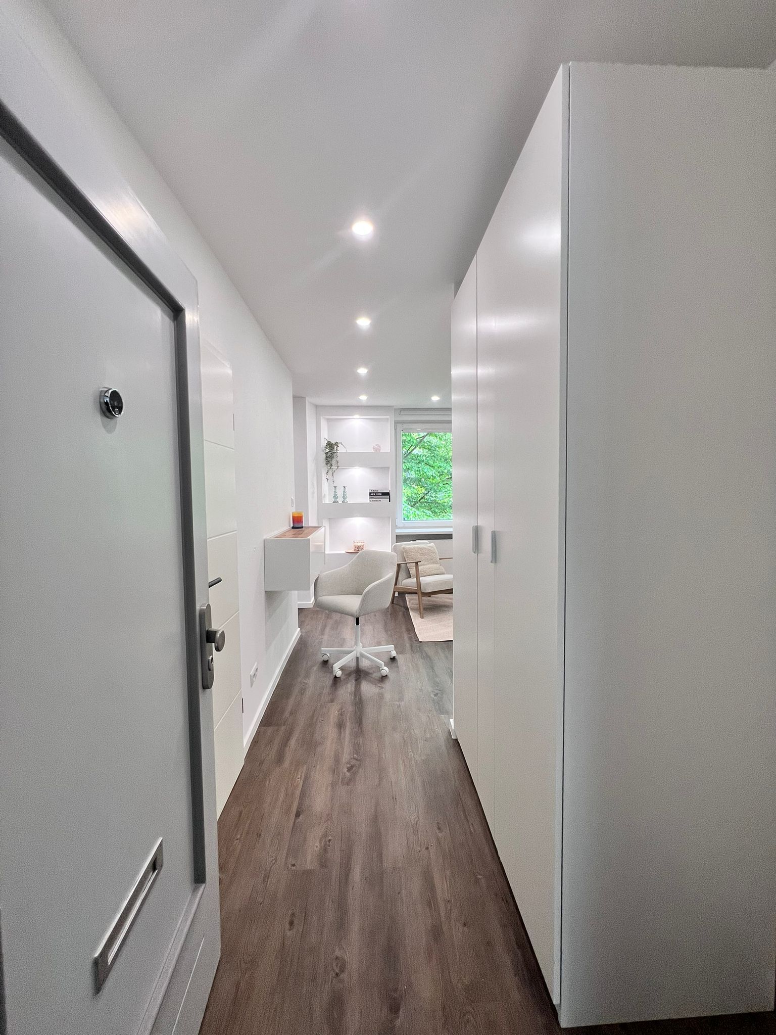 Stylish Newly Renovated Loft Apartment In Prime Location Near Hamburg Airport - 10