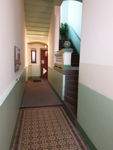 Stielvolles, neuwertiges, voll möbliertes 1-Zimmer-Appartement über den Dächern von Zwickau incl. EBK