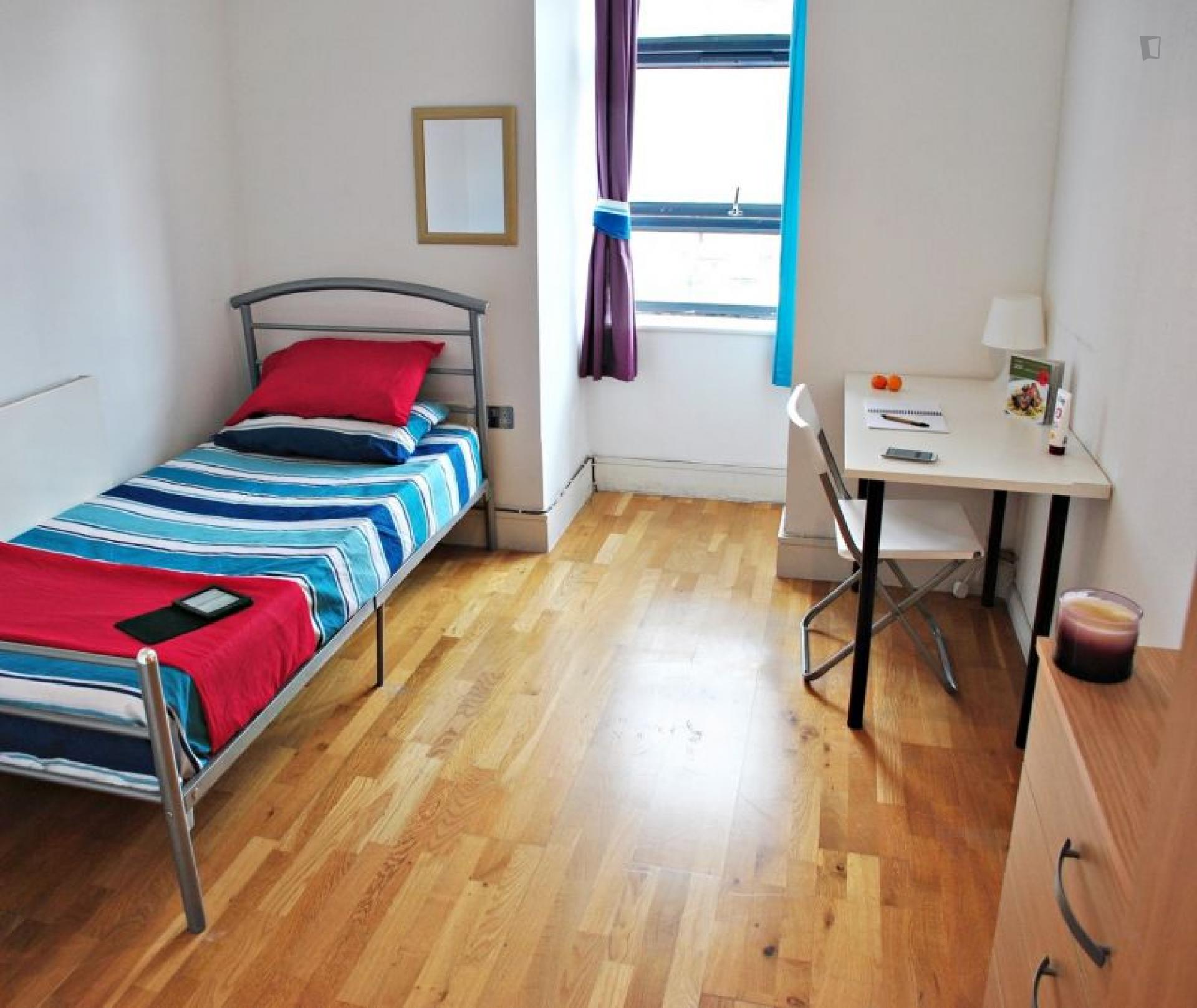 Amazing single bedroom near Mile End Park South