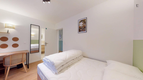 Inviting single ensuite bedroom near Parc Georges Pompidou