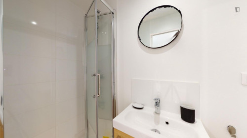 Big single ensuite bedroom in Bagnolet