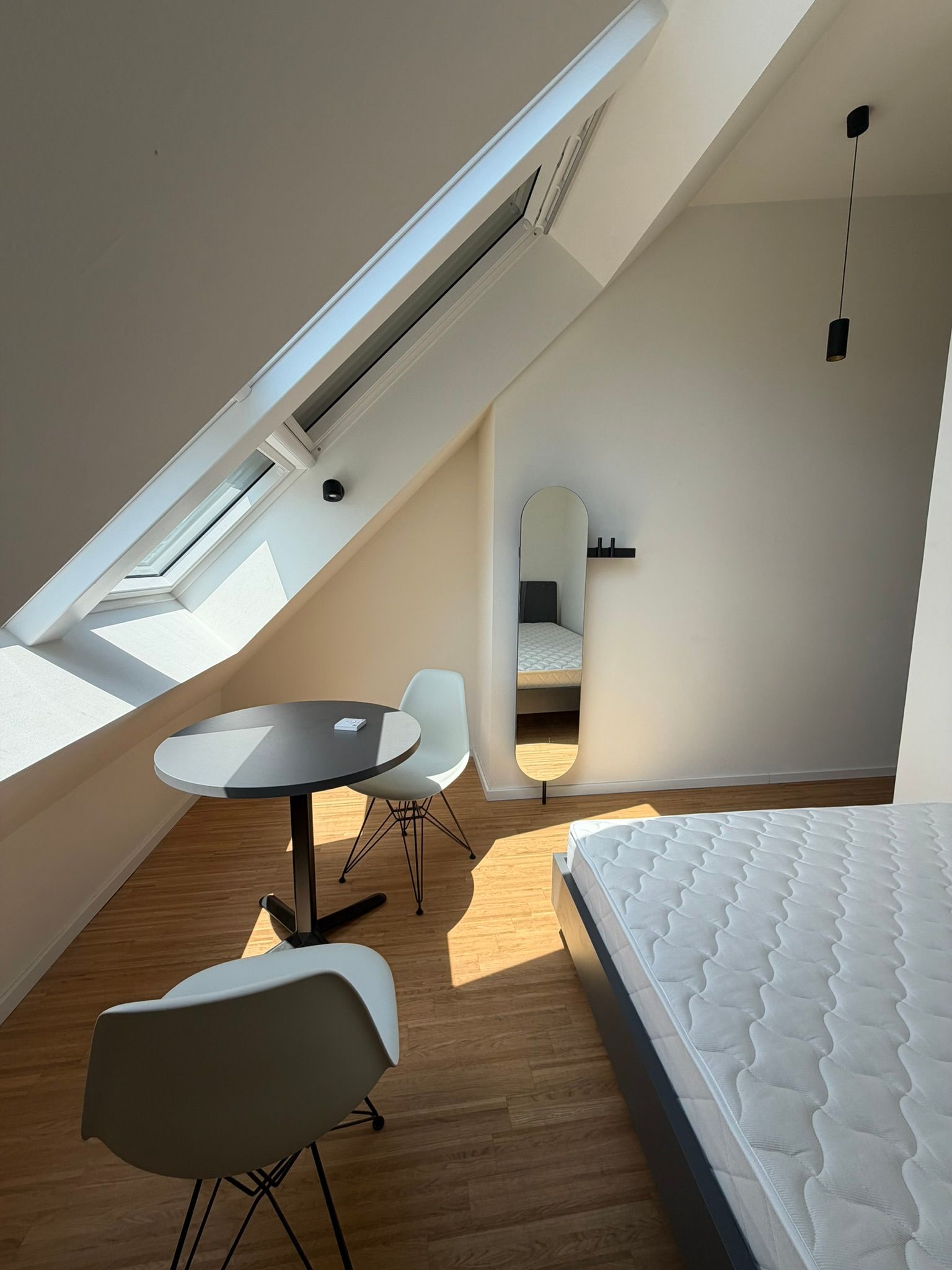 Cozy, Bright Studio - 7