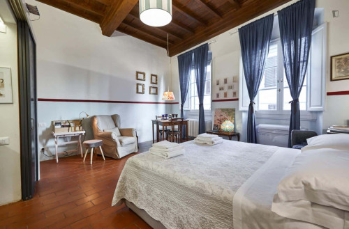 Apartment in Via Giovanni Da Verrazzano, Firenze for 25 m²