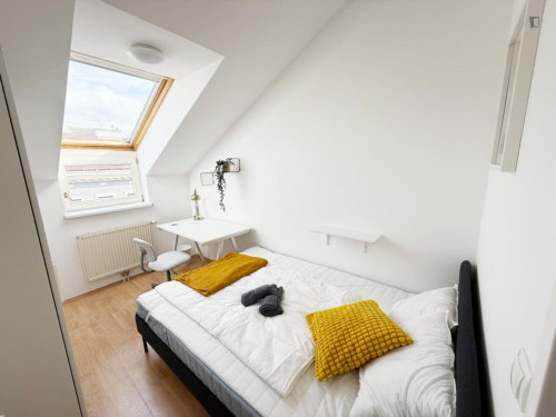 Pleasant double bedroom in Hernals