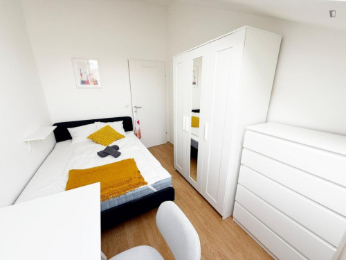 Pleasant double bedroom in Hernals