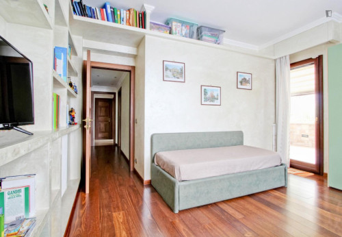Cozy Bedroom in a 3-Bedroom Apartment in Rome
