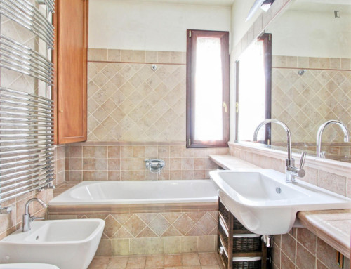 Double bedroom, with private bathroom and balcony, in 3-bedroom apartment