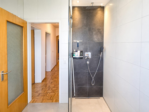 Stylish business shared apartment with 3 lockable rooms, conservatory, keyless access and home office in Friedrichshafen