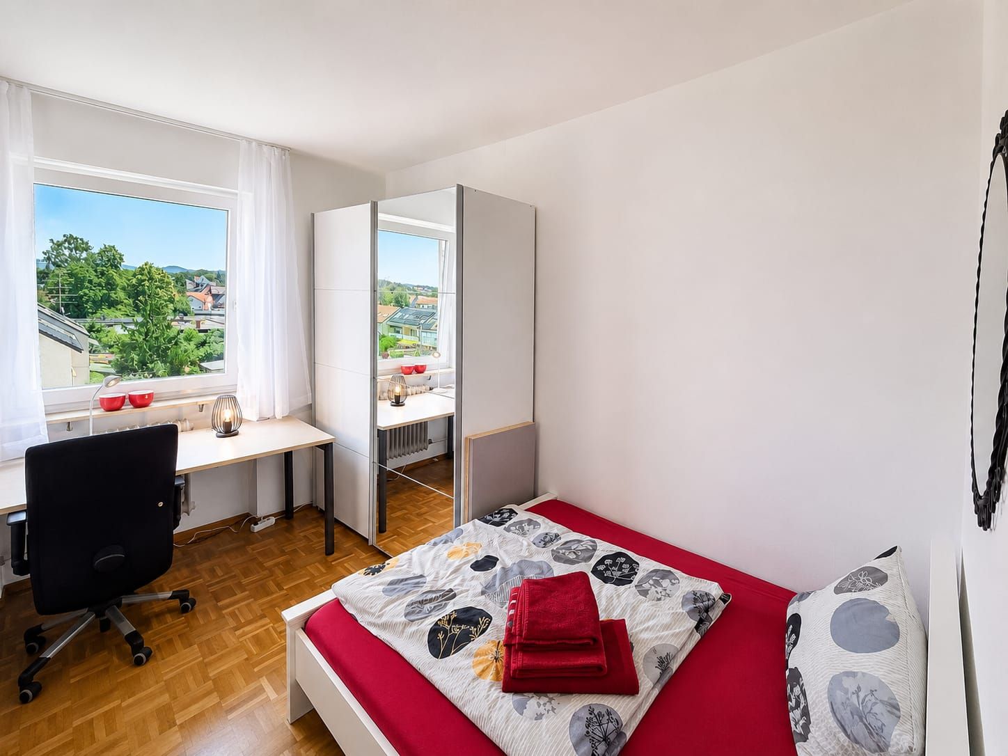  Stylish Business Shared Apartment With 3 Lockable Rooms, Conservatory, Keyless Access And Home Offic  -  Stylish business shared apartment with 3 lockable rooms, conservatory, keyless access and home office in Friedrichshafen  - Gallery -  16