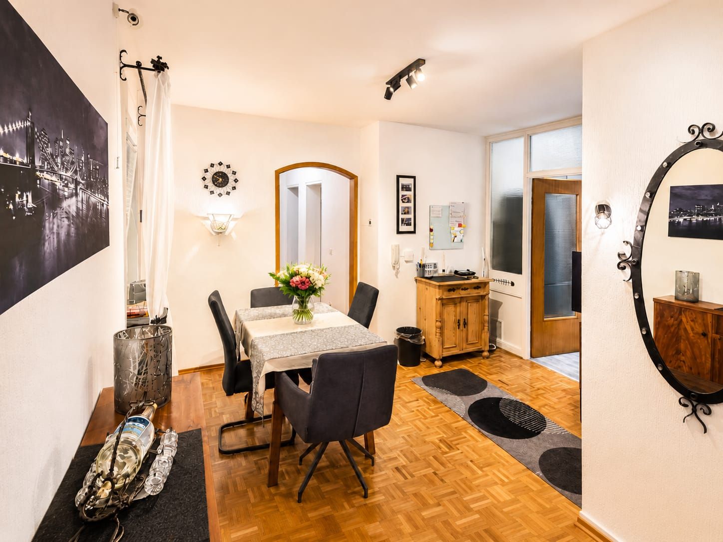  Stylish Business Shared Apartment With 3 Lockable Rooms, Conservatory, Keyless Access And Home Offic  -  Stylish business shared apartment with 3 lockable rooms, conservatory, keyless access and home office in Friedrichshafen  - Gallery -  23