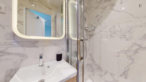 Snug double ensuite bedroom in Montmartre
