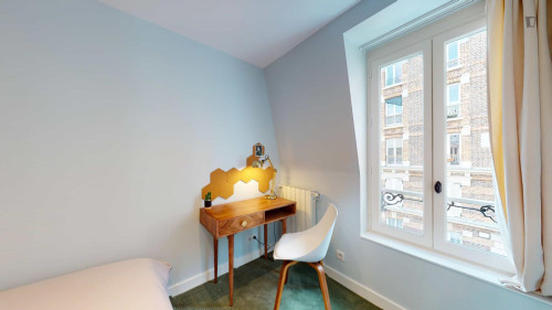 Snug double ensuite bedroom in Montmartre