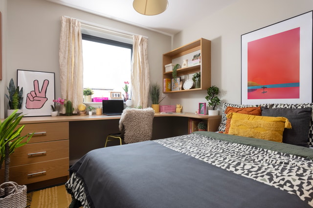 Medium High Double En-Suite: Three Bedroom Flat - ووتر وايز - Gallery - 1