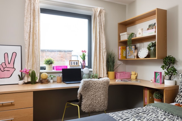 Medium High Double En-Suite: Three Bedroom Flat - ووتر وايز - Gallery - 2