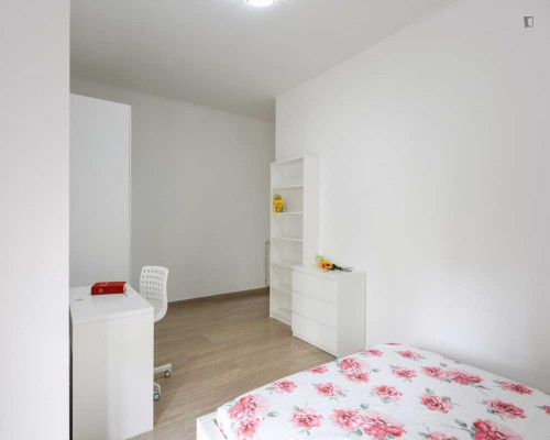 Comfortable double bedroom next to the Quattro Venti train station