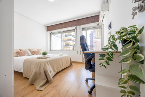 Luminous double bedroom next to Jardines del Real