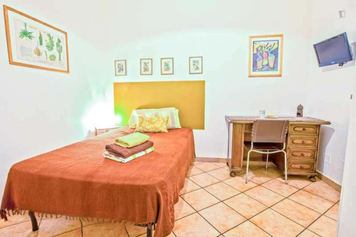 Room in Via Calatafimi, Roma for 103 m² with 4 bedrooms