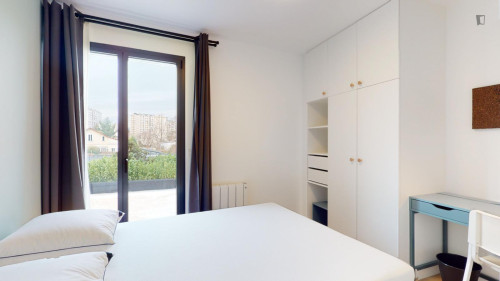 Inviting double bedroom near Square Robespierre in Ivry Sur Seine