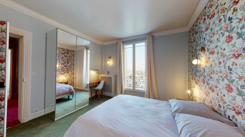 Wonderful double ensuite bedroom with a kitchenette, in Montmartre