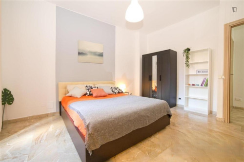 Ample double bedroom in the heart of Varese