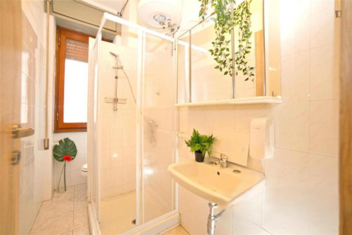 Ample double bedroom in the heart of Varese - Gallery - 10