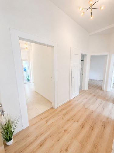 Newly Renovated 3-Room Apartment with Balcony & Home Office