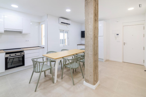 Appealing single bedroom in Montolivet
