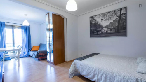 Grand double bedroom with a balcony, in La Raïosa