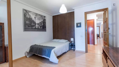 Grand double bedroom with a balcony, in La Raïosa