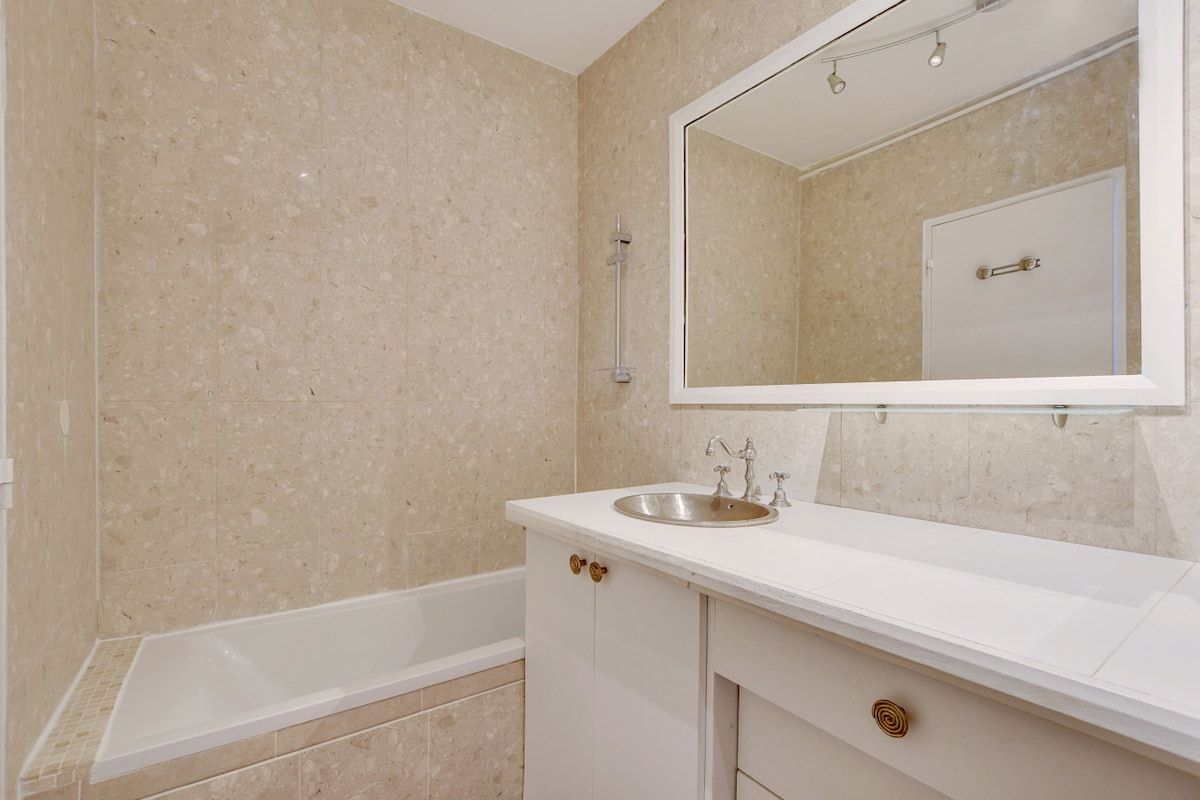  Chic 1BR Apartment On Avenue Victor Hugo Near Arc De Triomphe  -  Chic 1BR Apartment on Avenue Victor Hugo near Arc de Triomphe  - Gallery -  13