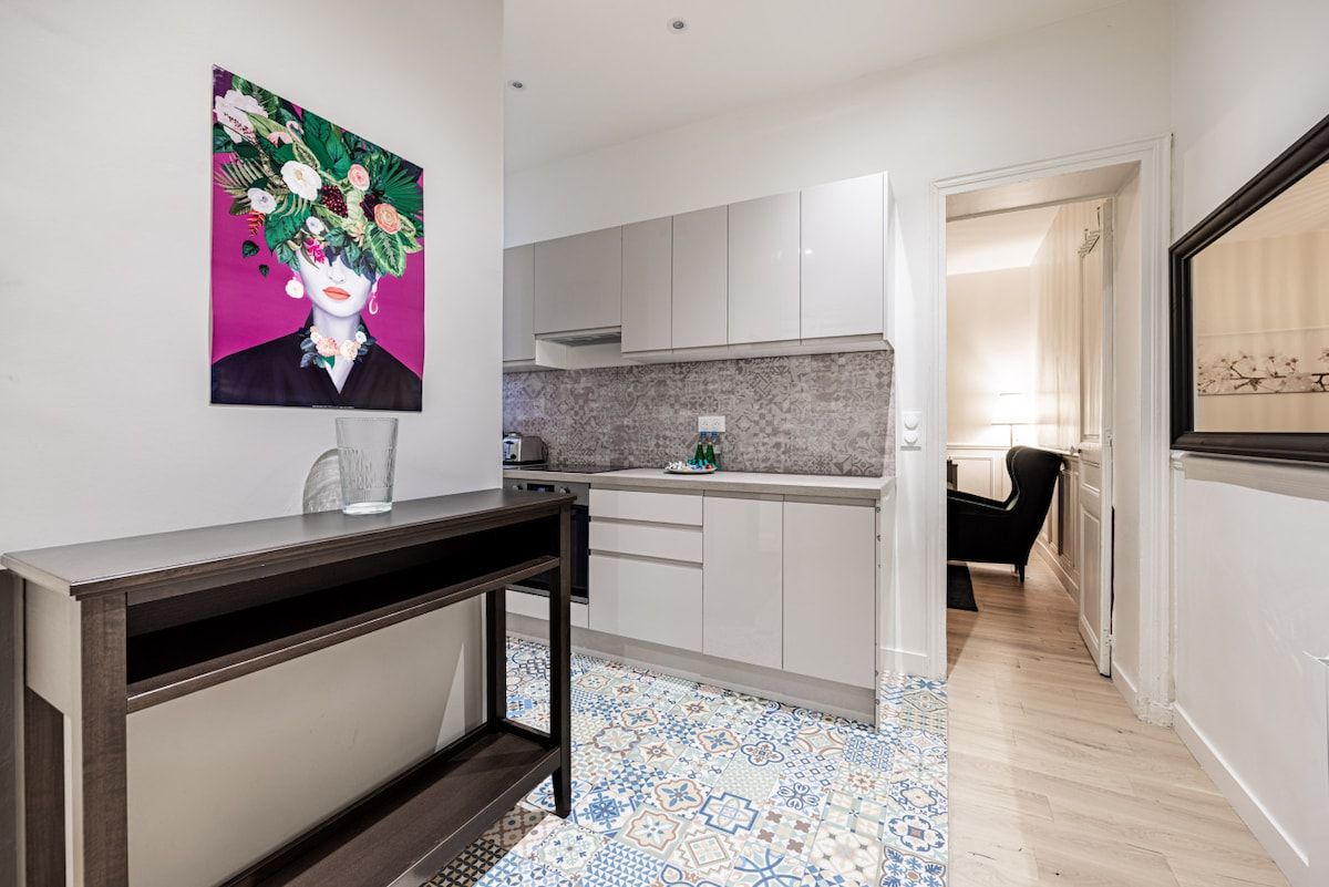  Charming 1BR Courtyard Apartment Near Place De Clichy  -  Charming 1BR Courtyard Apartment near Place de Clichy  - Gallery -  8