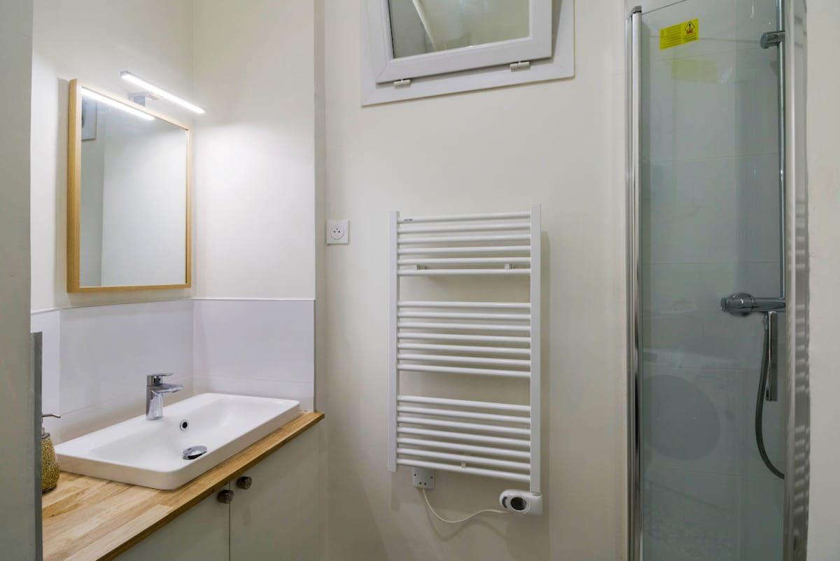  Charming 1BR Courtyard Apartment Near Place De Clichy  -  Charming 1BR Courtyard Apartment near Place de Clichy  - Gallery -  11