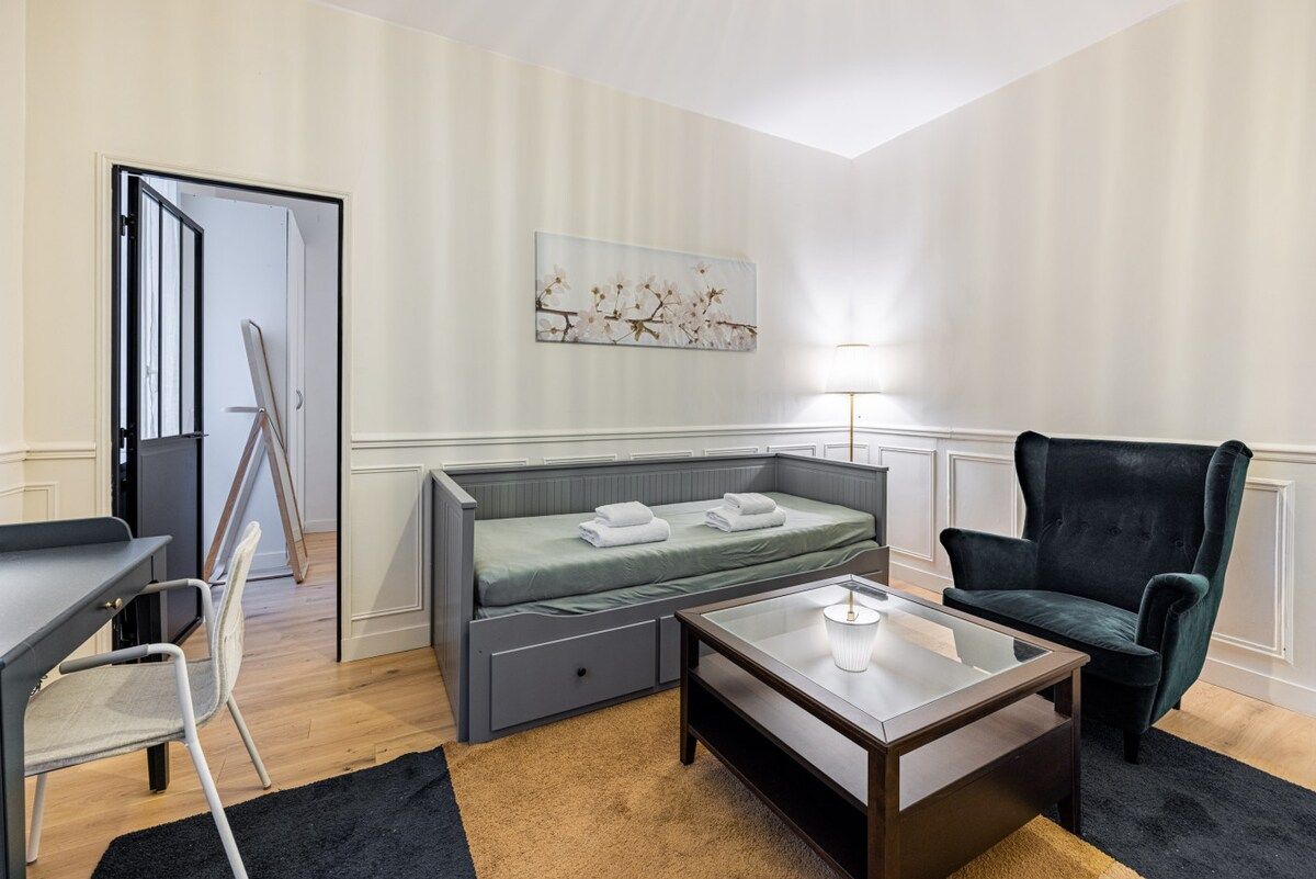  Charming 1BR Courtyard Apartment Near Place De Clichy  -  Charming 1BR Courtyard Apartment near Place de Clichy  - Gallery -  18