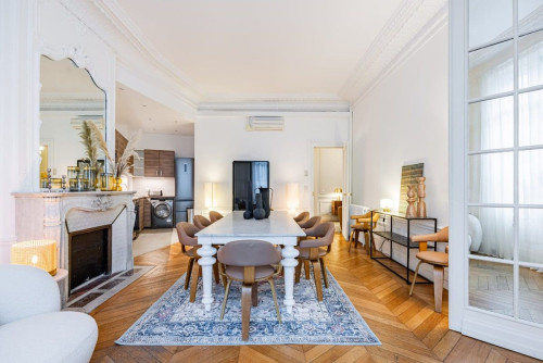 Elegant 4BR Haussmannian Apartment near Avenue Hoche