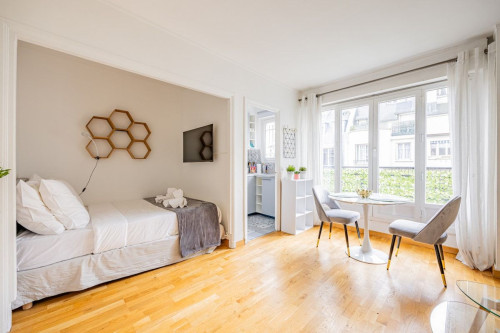 Sunny Studio with Private Patio near Palais des Congrès
