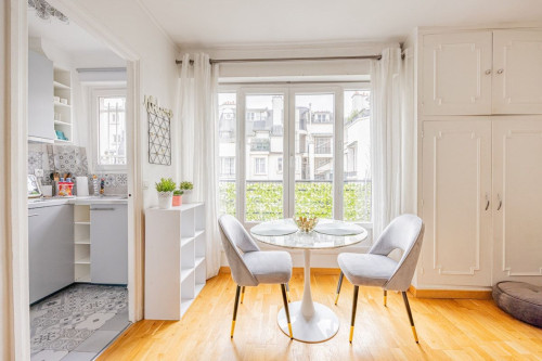 Sunny Studio with Private Patio near Palais des Congrès